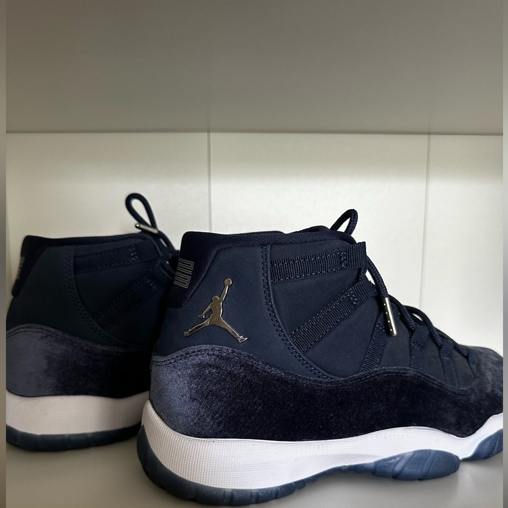 Wmns Jordan 11 Retro 'Midnight Navy Velvet' size 9